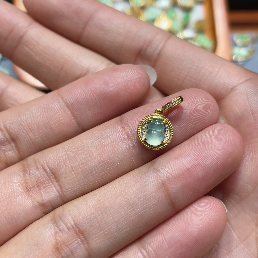 翡翠吊坠(不含链)18K金镶嵌