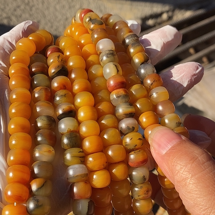 石英质玉（黄龙玉）未镶嵌颈饰