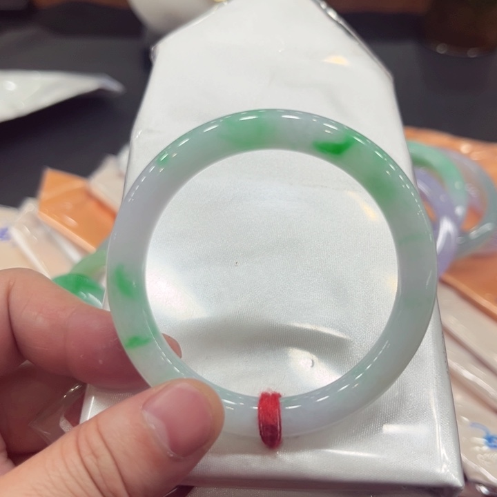 翡翠手镯未镶嵌49.6圆瑕