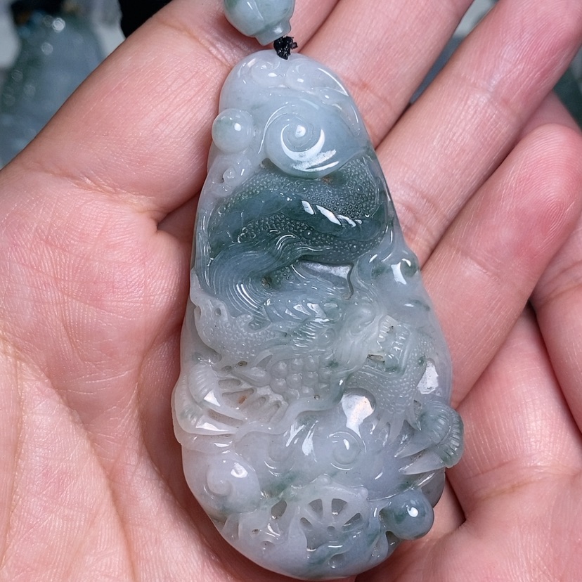 【闪购商品】翡翠未镶嵌颈饰。