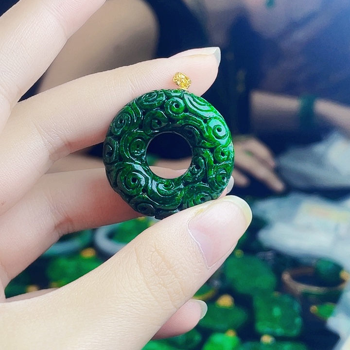 颈饰18K金镶嵌翡翠多样性