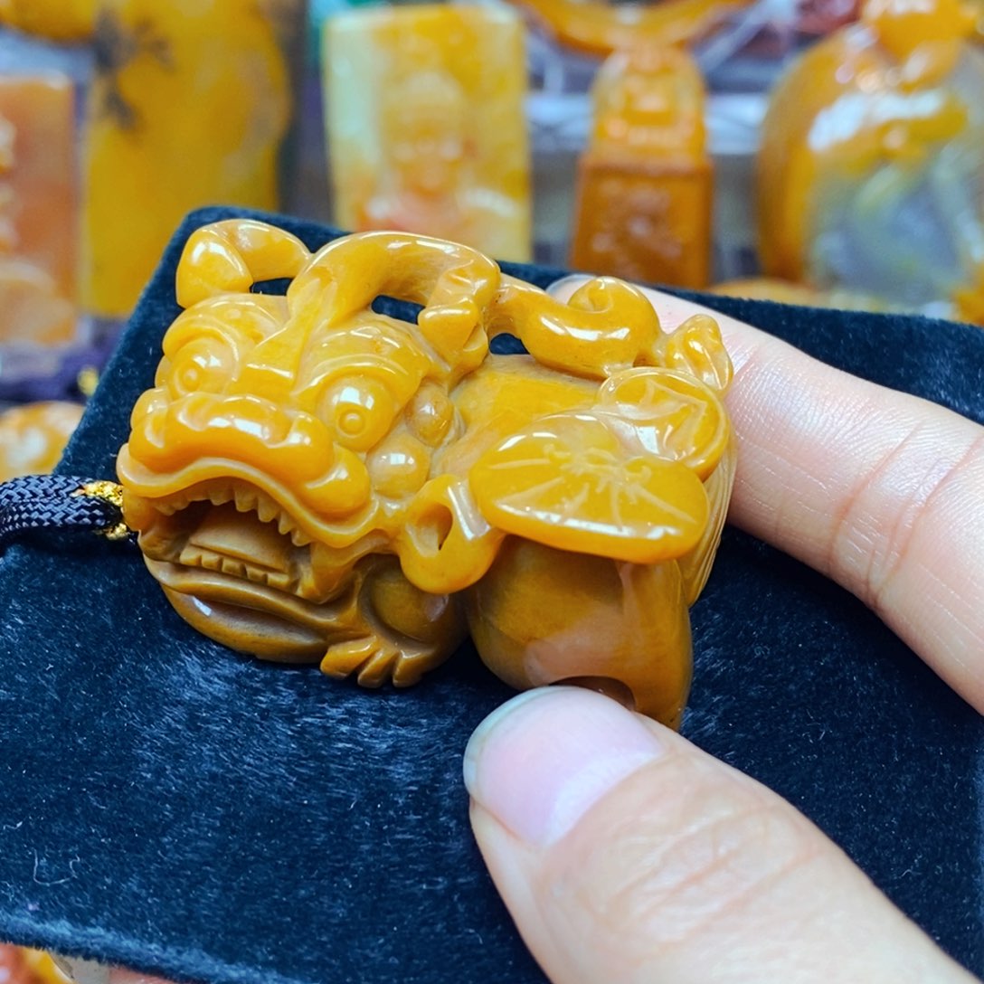 未镶嵌石英质玉（黄龙玉）颈饰