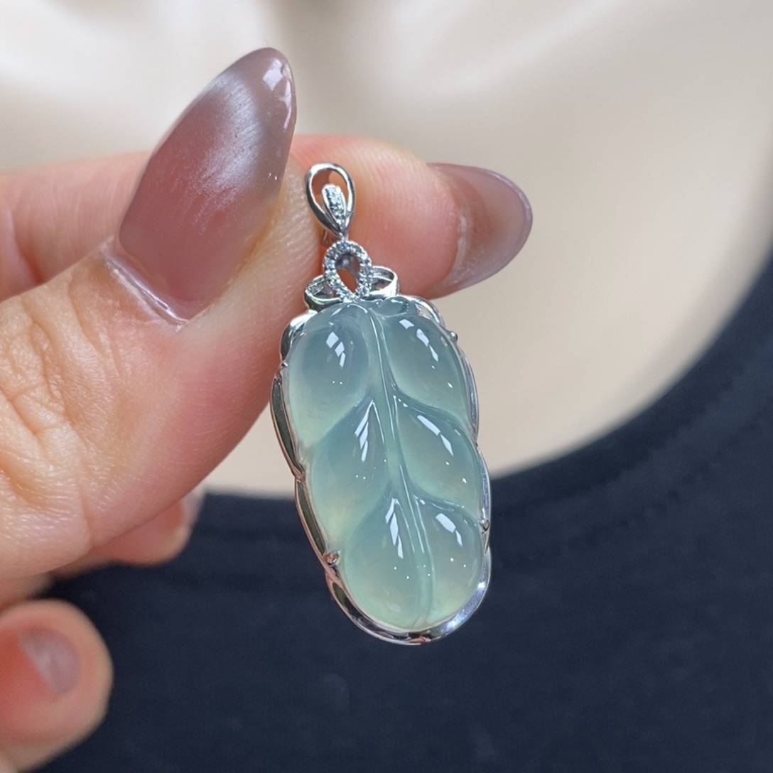 翡翠吊坠(赠链)18K金镶嵌