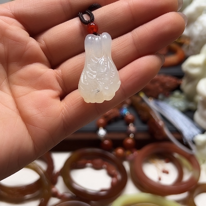 蛇纹石玉吊坠未镶嵌