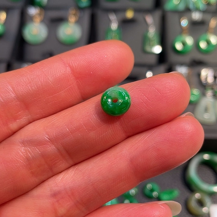 j****翡翠未镶嵌颈饰平安扣