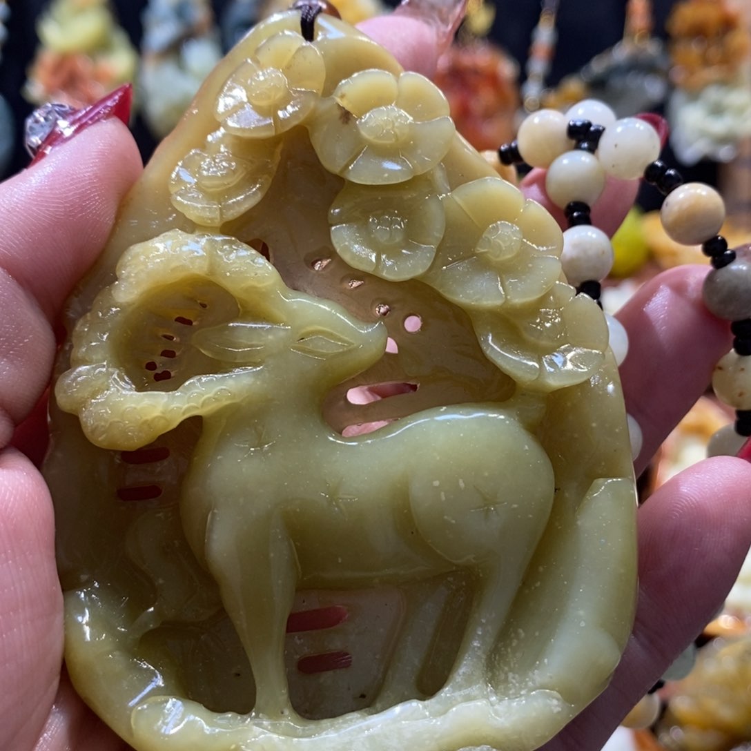 蛇纹石玉颈饰未镶嵌
