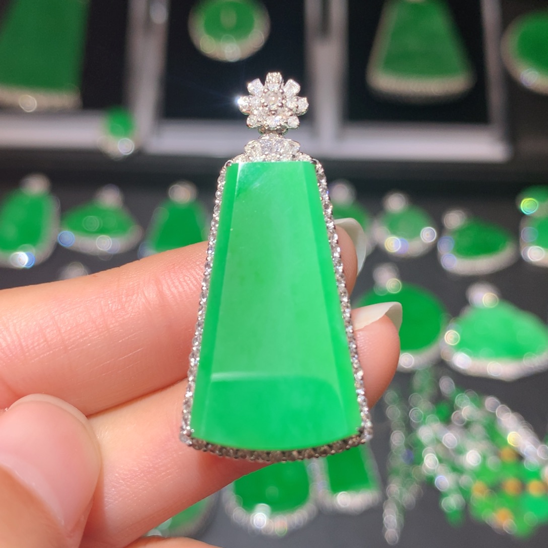 翡翠颈饰18K金镶嵌翡翠