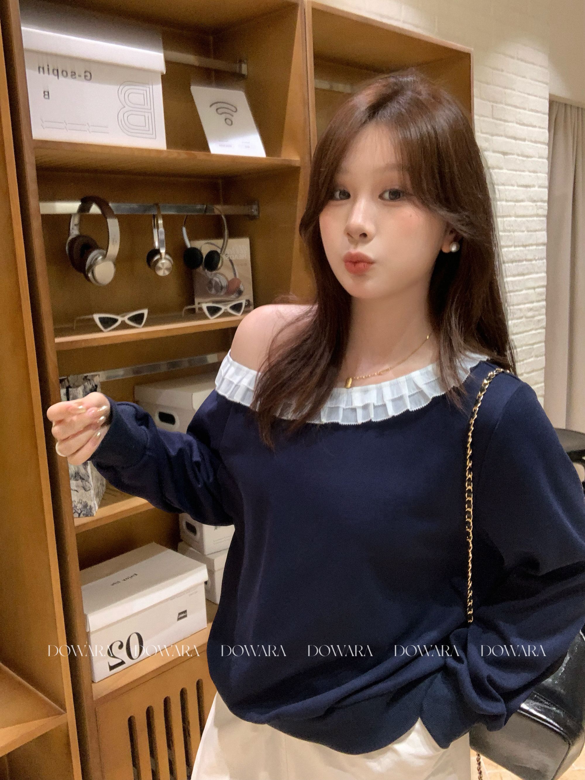 现货9546X大婉酱肉肉微胖定制【糖蓝曲】木耳花边斜肩设计感上衣