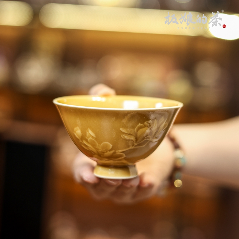 板娘的茶  敬山田黄釉下非本泥堆雕玉兰花主人杯杯90ml  手工茶杯