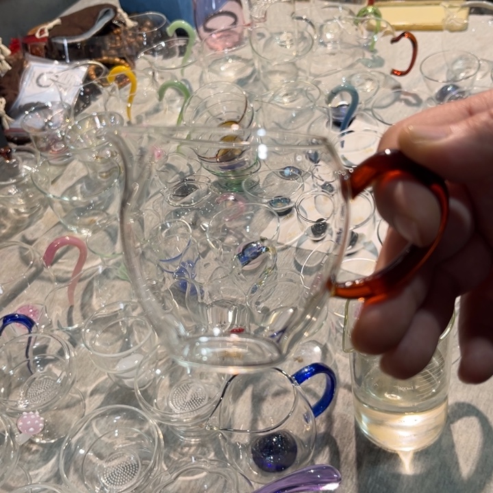 俏然虎珀把小公杯。      