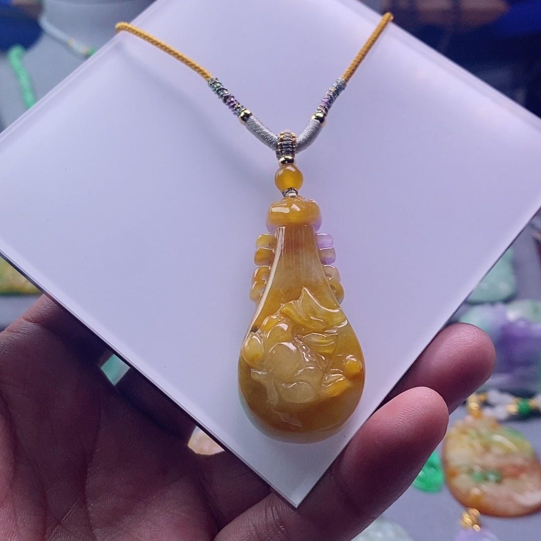 翡翠未镶嵌吊坠(赠链)