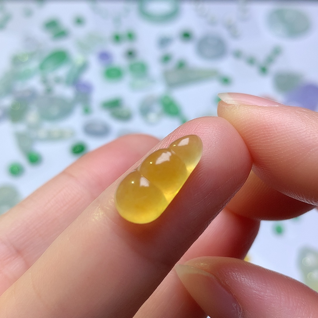 翡翠未镶嵌颈饰豆