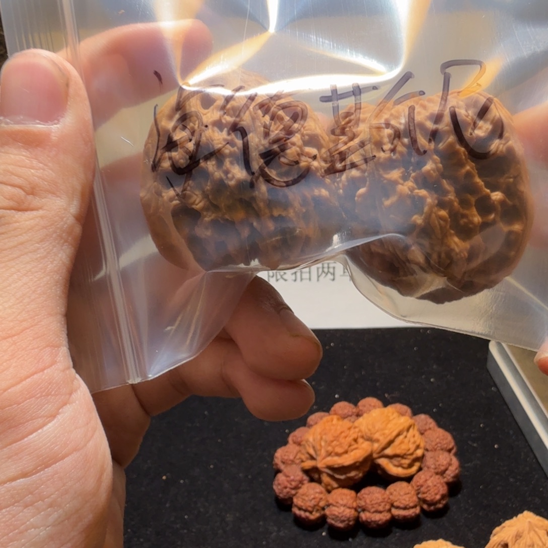 ****尼文玩核桃吊坠南疆石