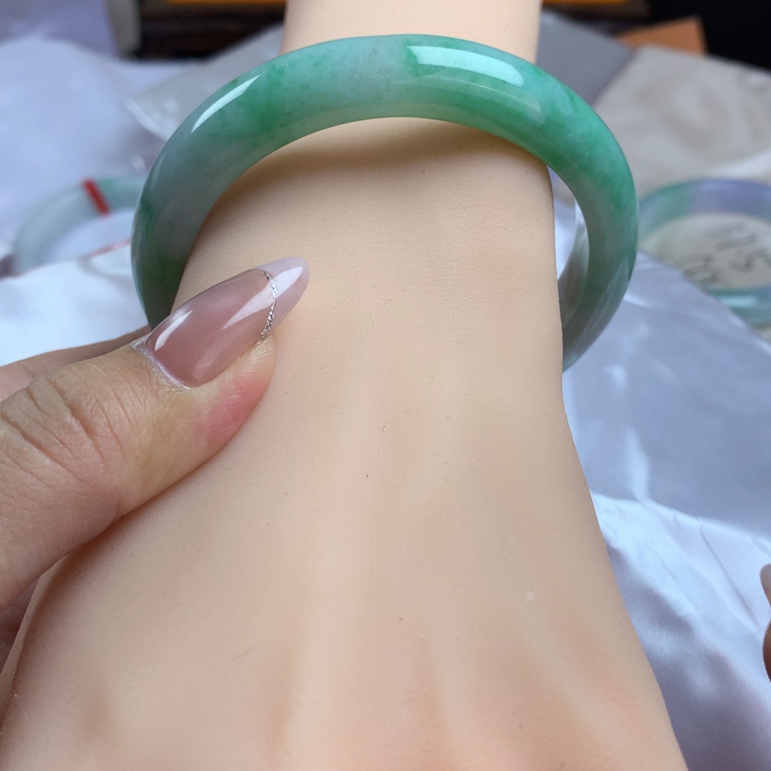 翡翠未镶嵌手镯飘绿
