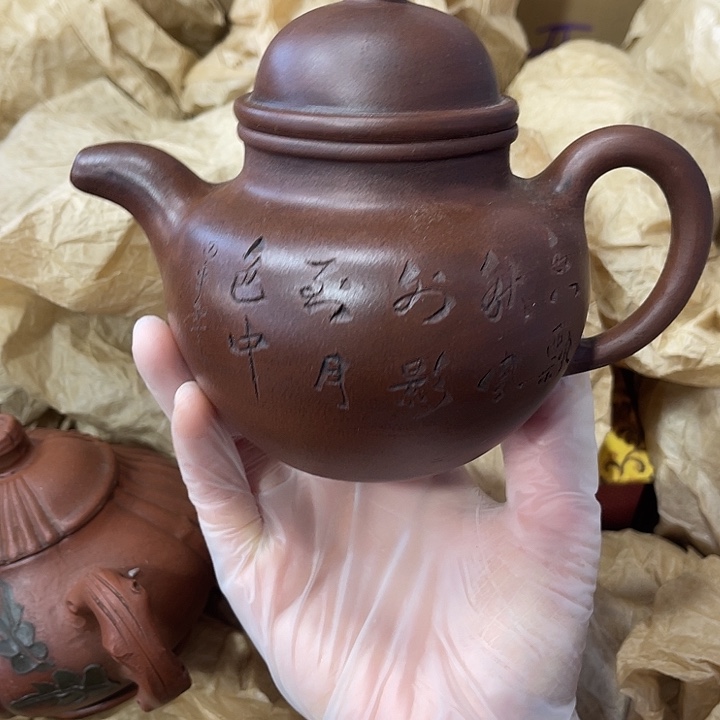 茶壶紫砂矿泥料，手工制作的一把紫砂壶。