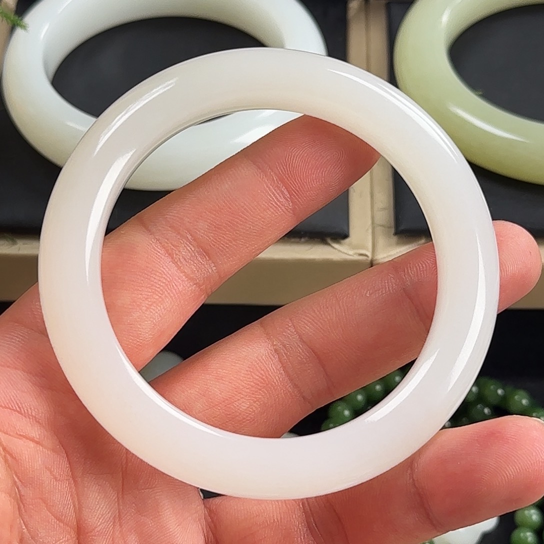 和田玉未镶嵌手镯