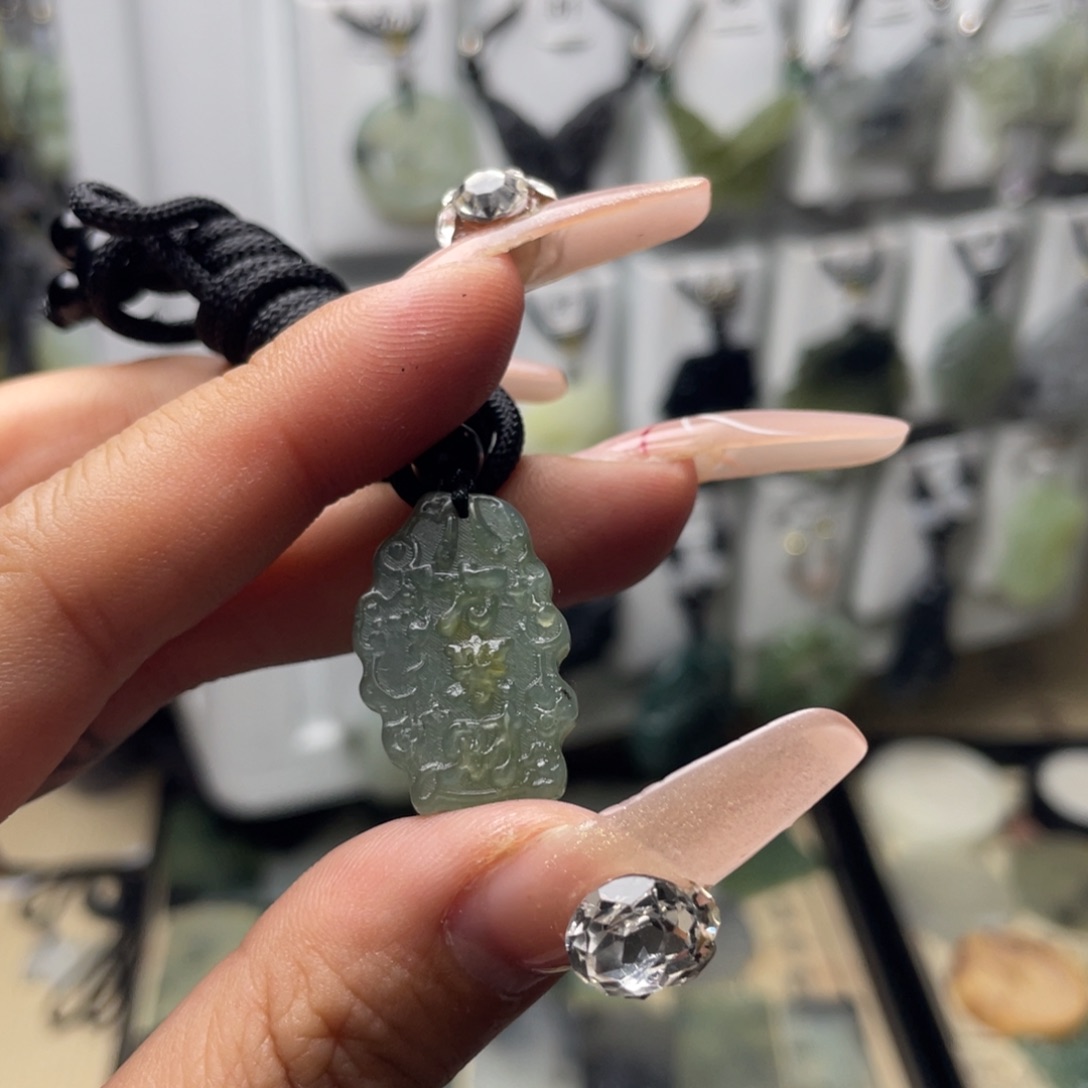 岫玉颈饰未镶嵌八方来财