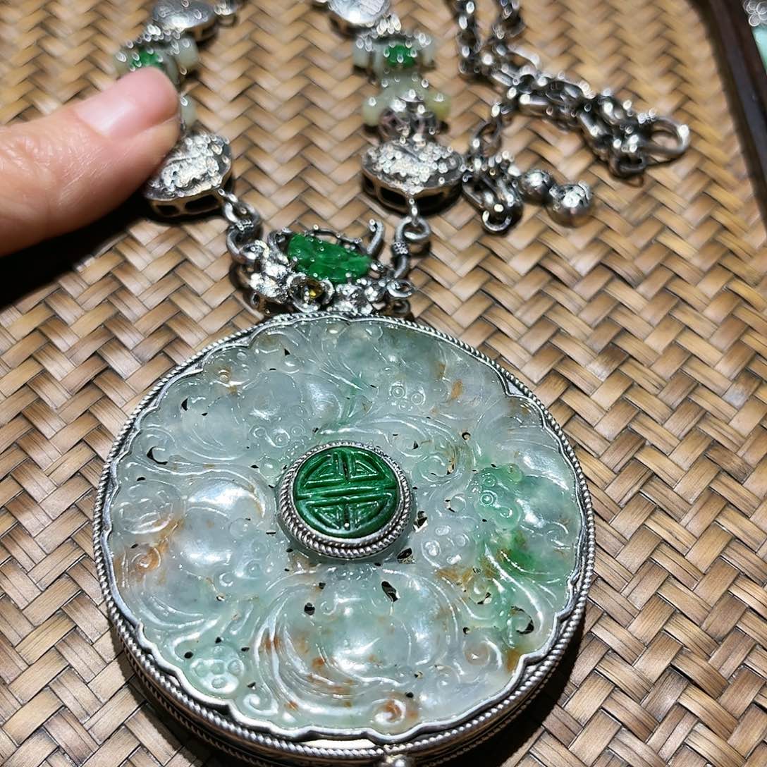 翡翠颈饰合金个性十足时尚