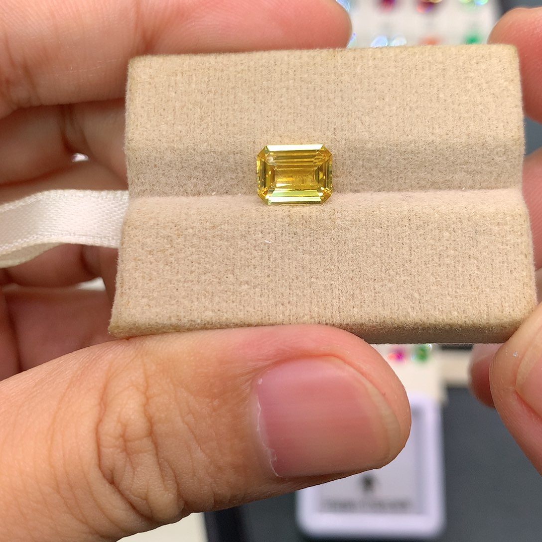 裸石彩色蓝宝石1.64克拉全净祖切黄蓝宝