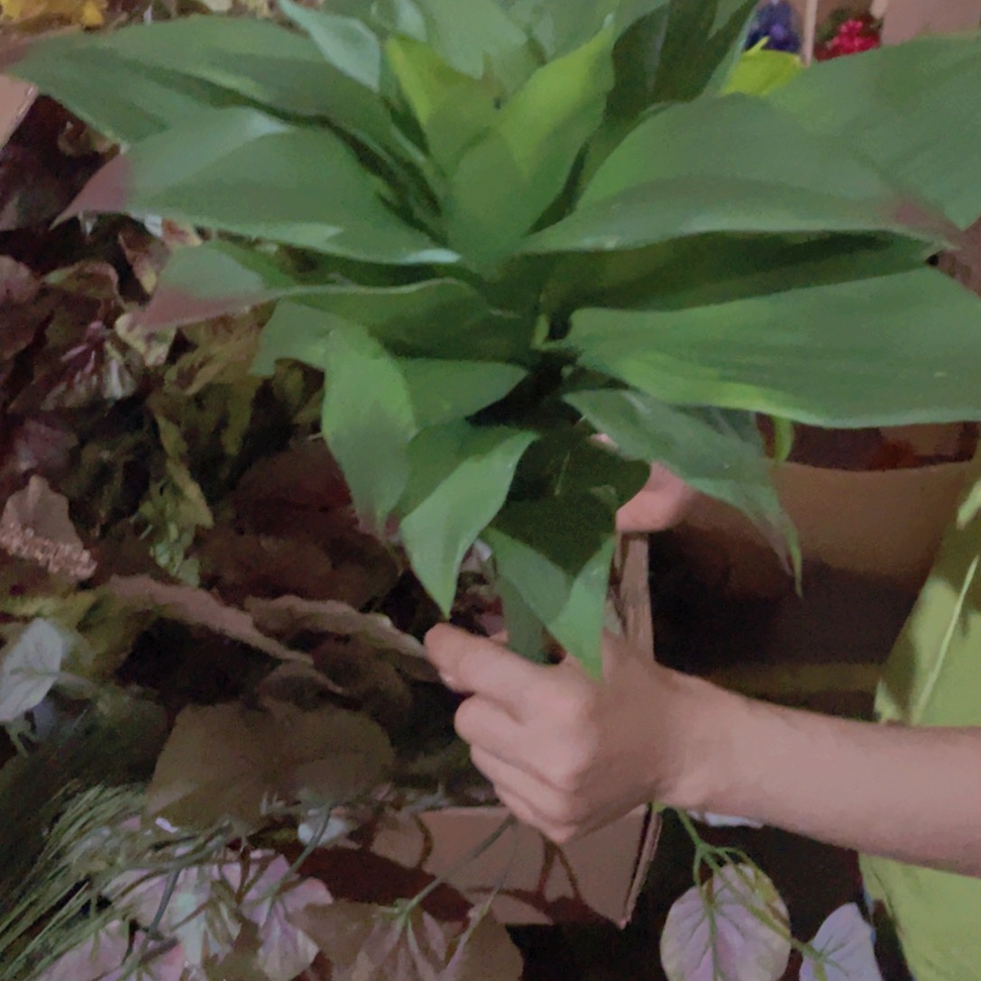 陶瓷花瓶，仿真绿植。