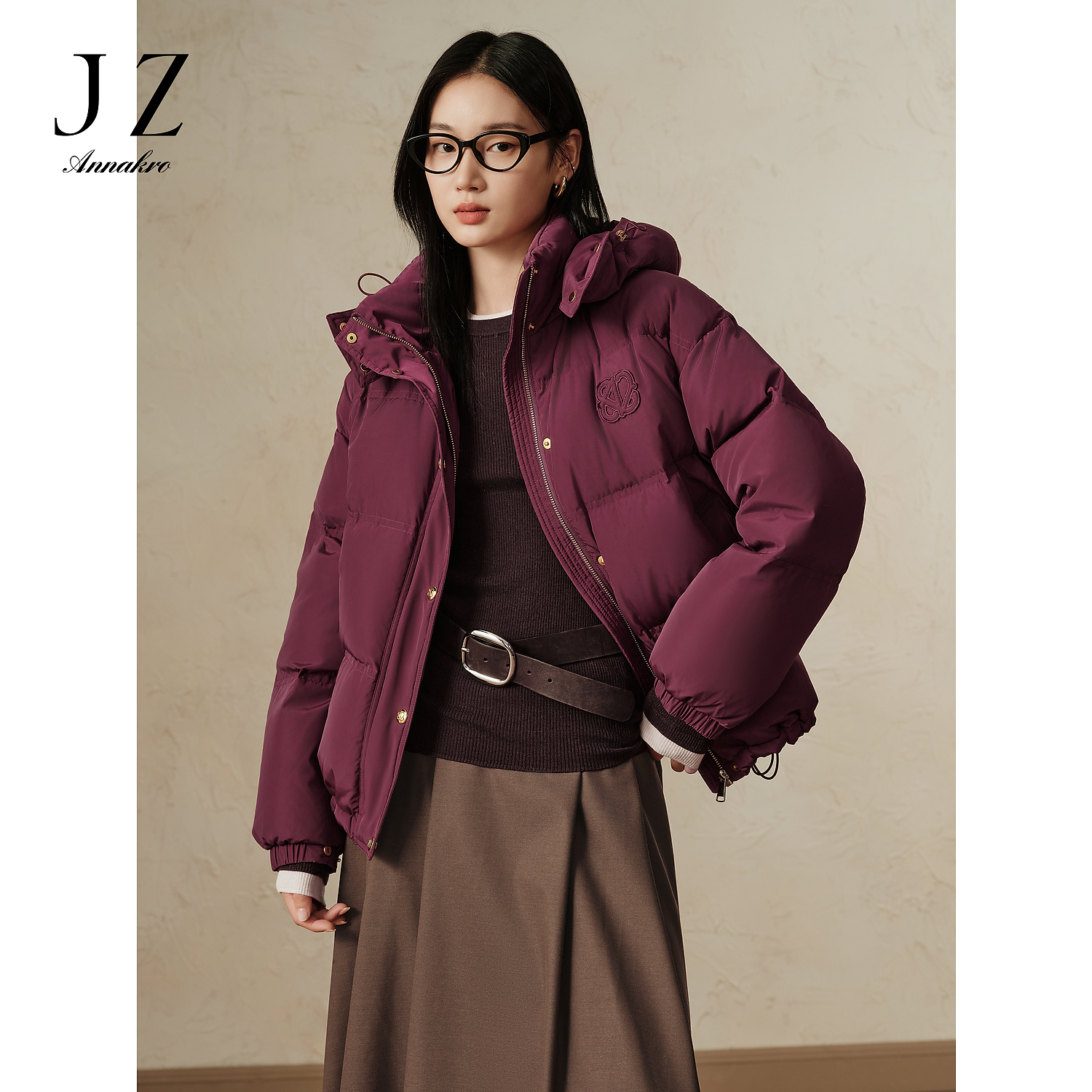 玖姿安娜蔻JTED03329休闲百搭帽领抽绳保暖短款白鸭绒羽绒女装冬