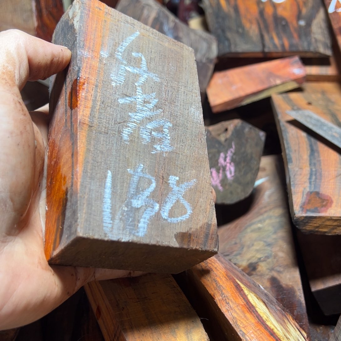 反***动交趾黄檀（大红酸枝）