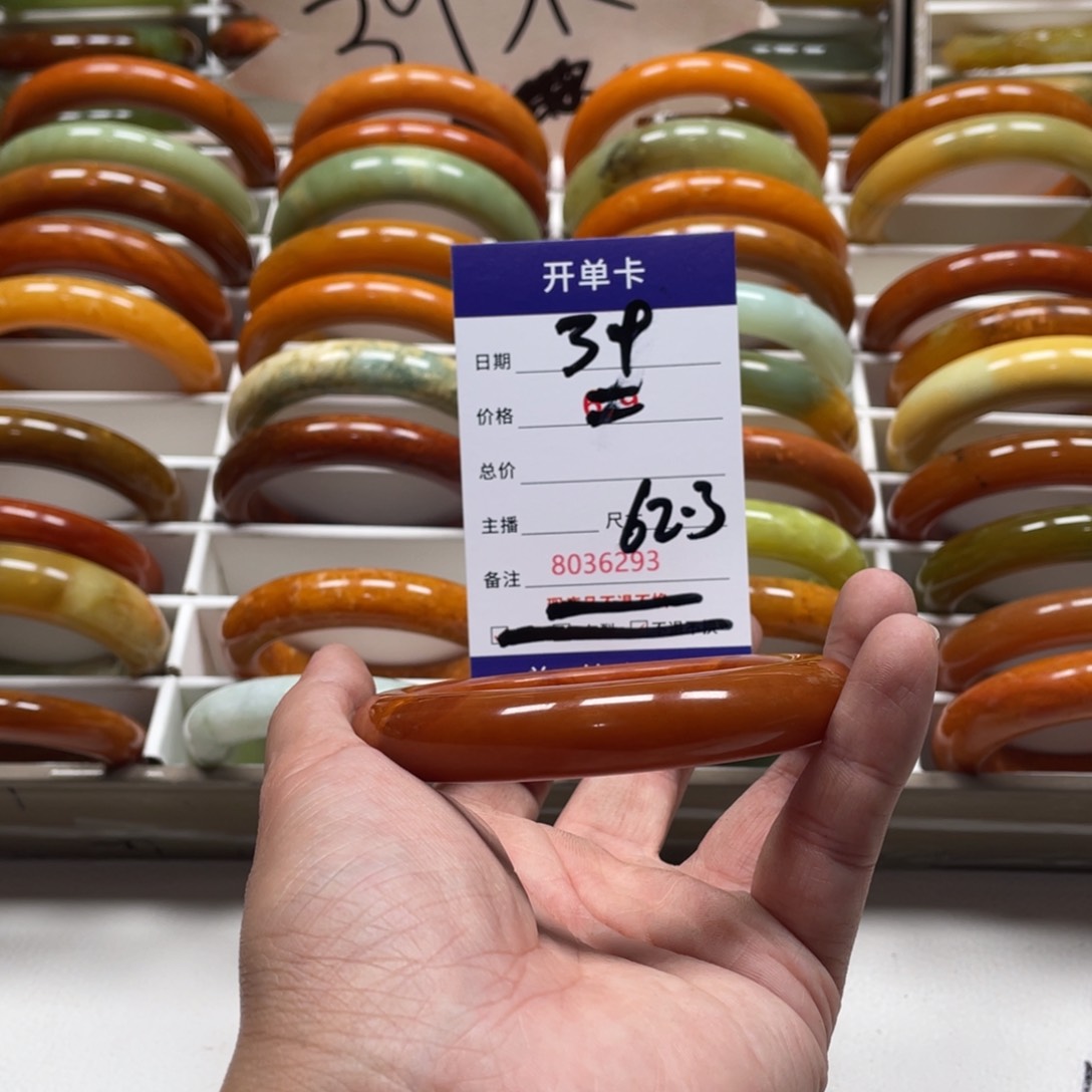 蛇纹石玉手镯未镶嵌小**?