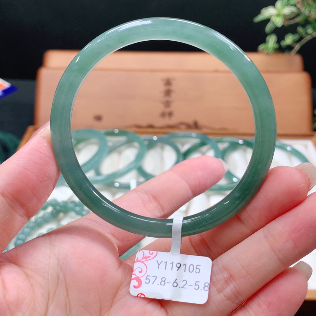 翡翠手镯未镶嵌天然