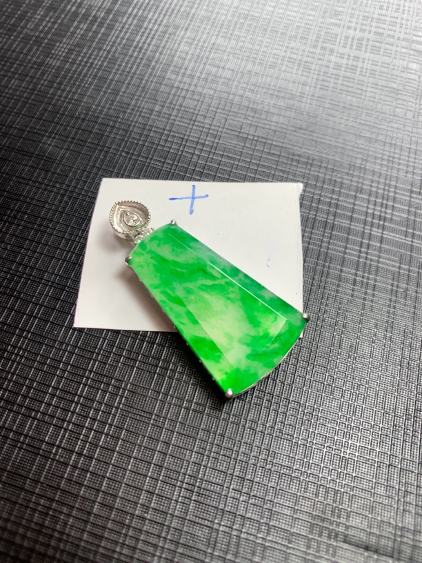 天然缅甸翡翠吊坠