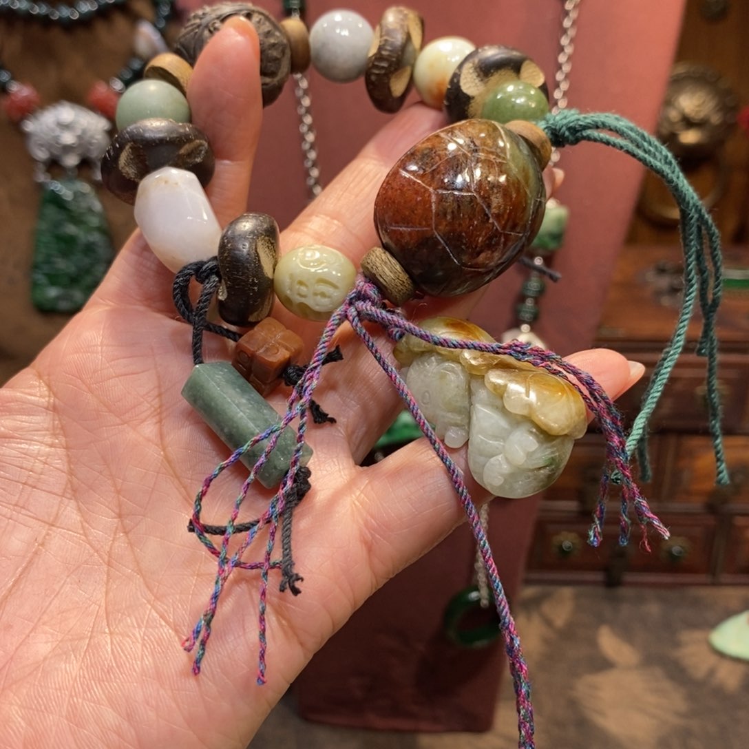 翡翠吊坠(赠链)未镶嵌