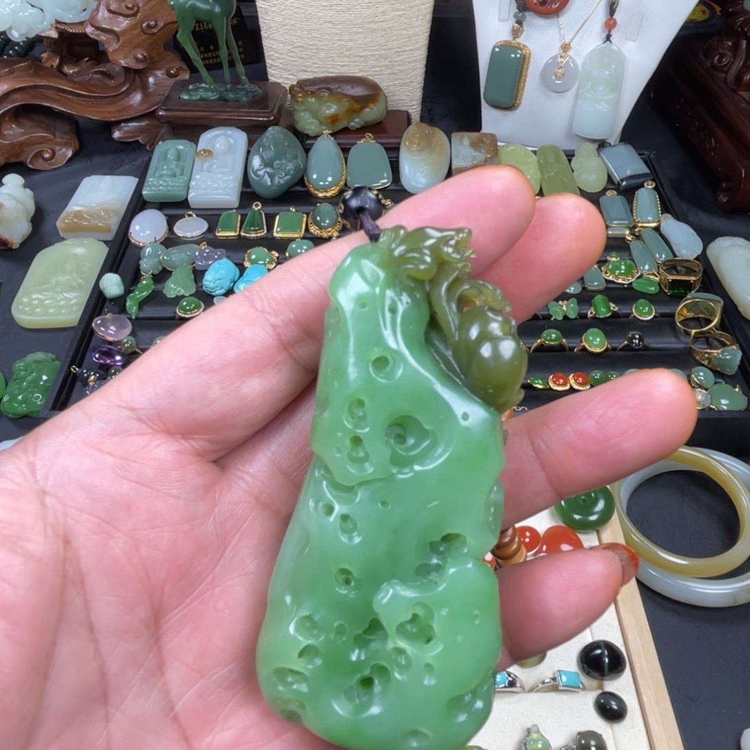 和田玉未镶嵌把件