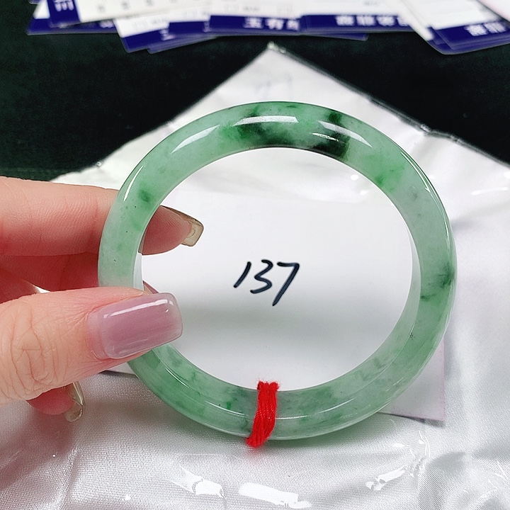 翡翠手镯未镶嵌翡翠手镯未镶嵌