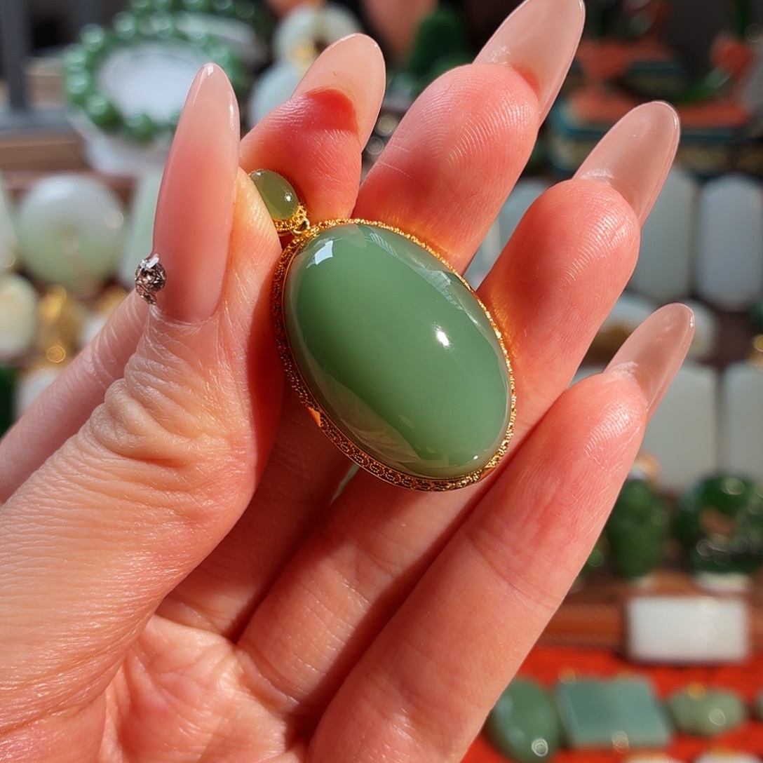 ****光和田玉18K金镶嵌颈饰