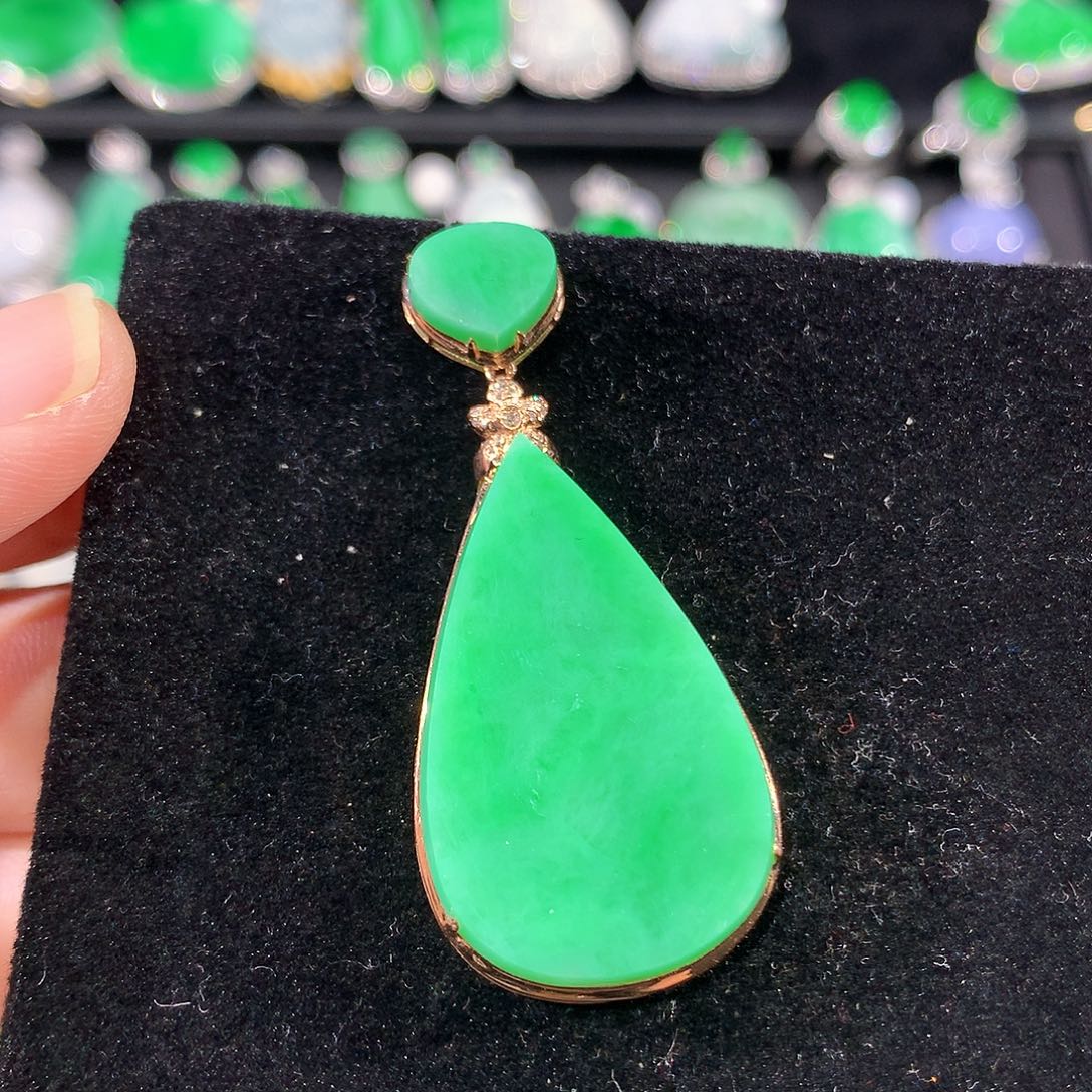 翡翠18K金镶嵌颈饰