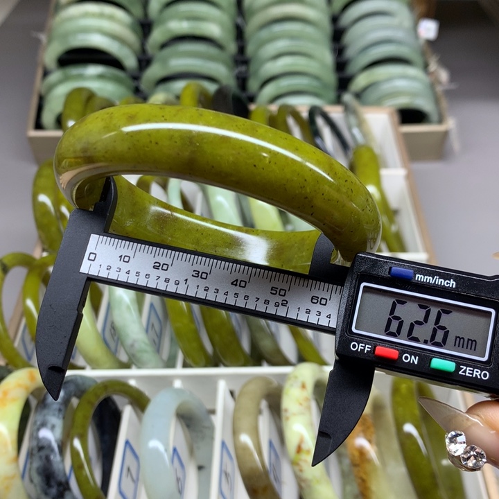 未镶嵌蛇纹石玉手镯5