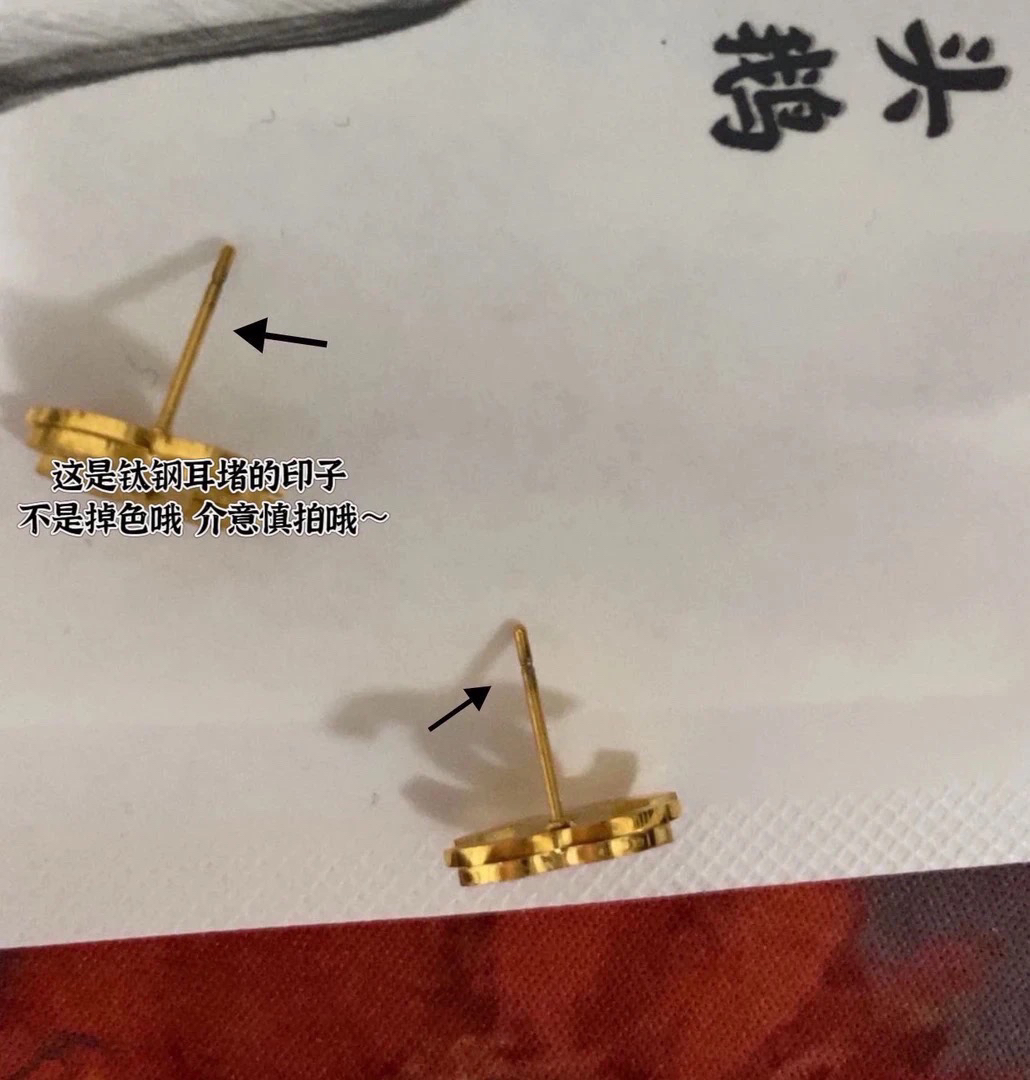 钛钢耳饰 精致小巧款！金色磨砂字母CC耳钉小众百搭复古时尚轻奢