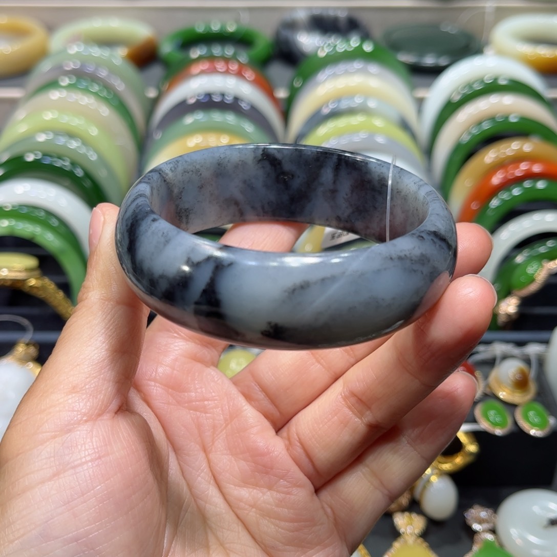 和田玉新疆青花籽手镯58分单2未镶嵌金****?