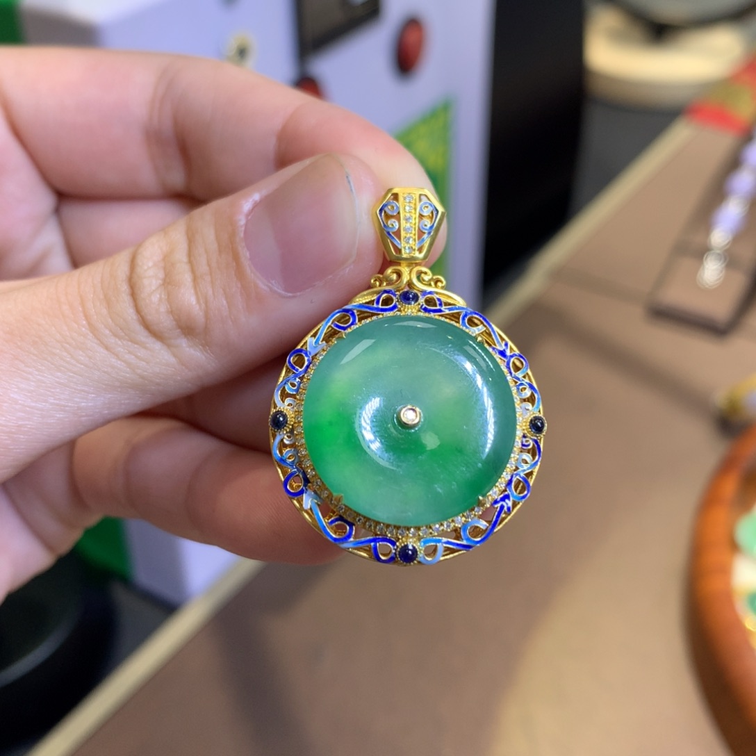 翡翠18K金镶嵌颈饰翡翠