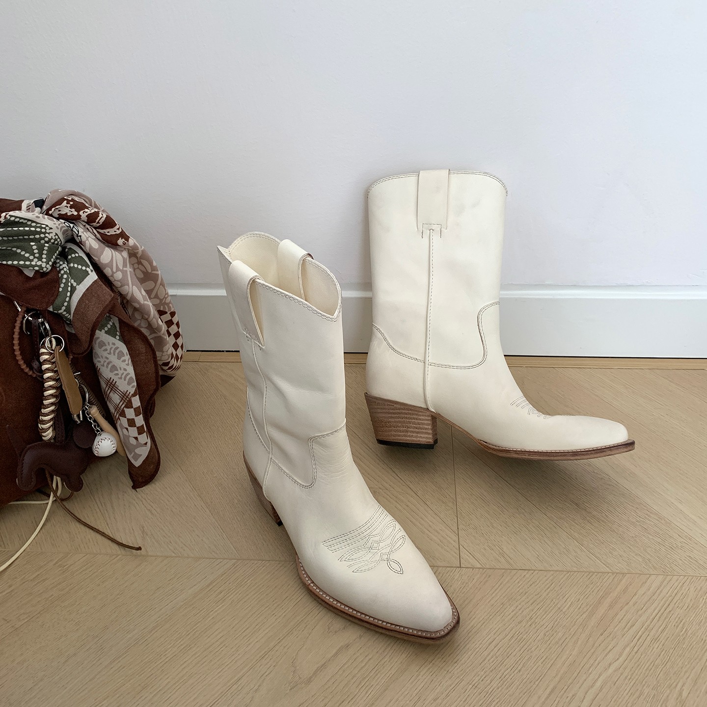 【美靴专家】水洗饮奶牛皮西部风格尖头粗跟短靴