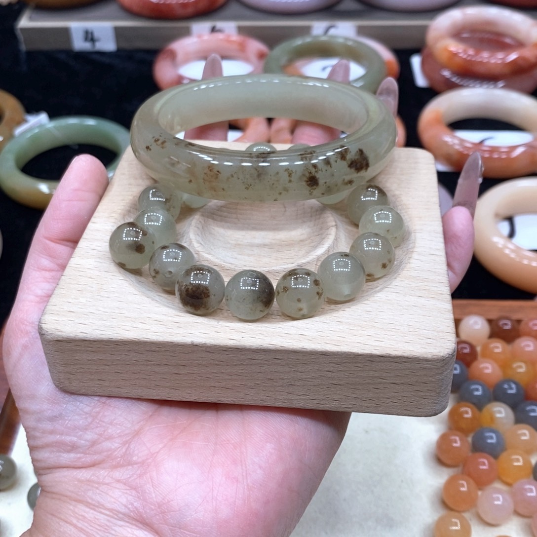 因***啊石英岩玉未镶嵌手镯