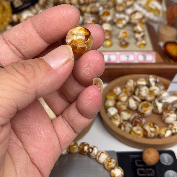 未镶嵌琥珀裸石64号