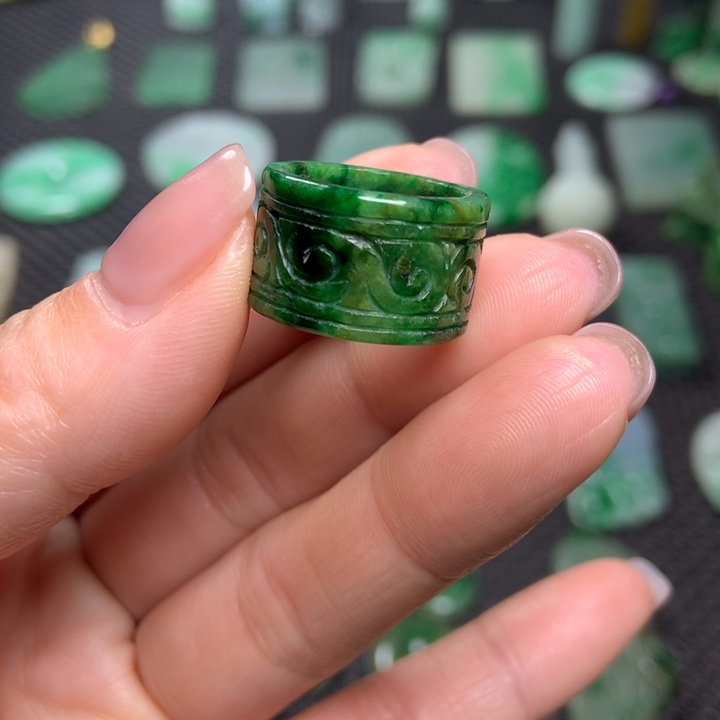 翡翠挂件未镶嵌……