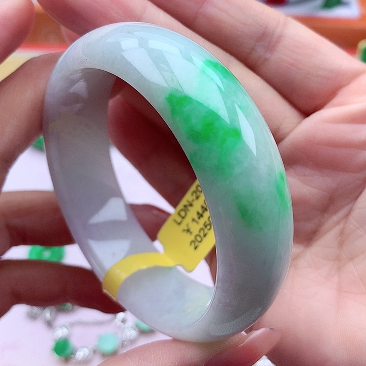 翡翠手镯未镶嵌翡翠