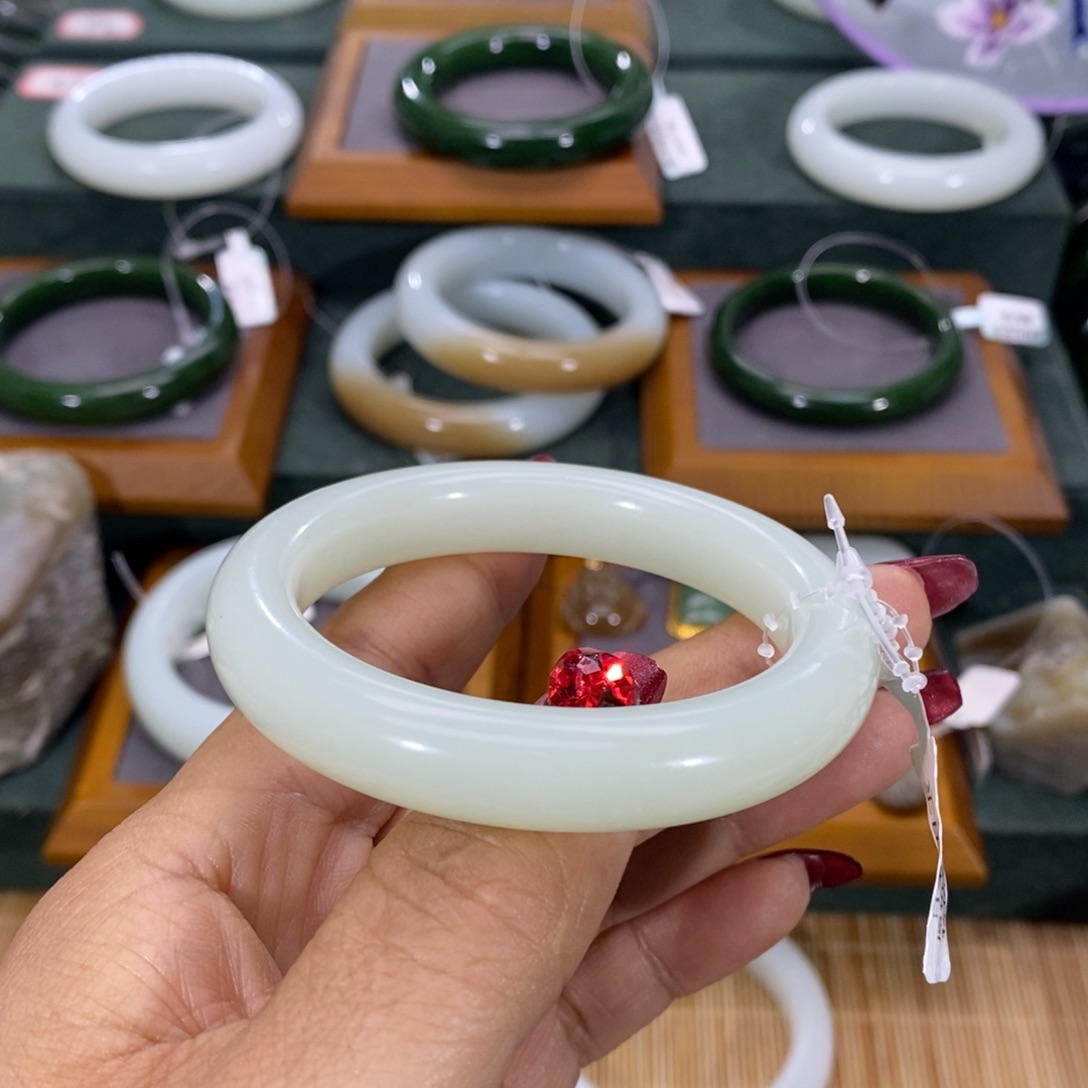 和田玉手镯未镶嵌