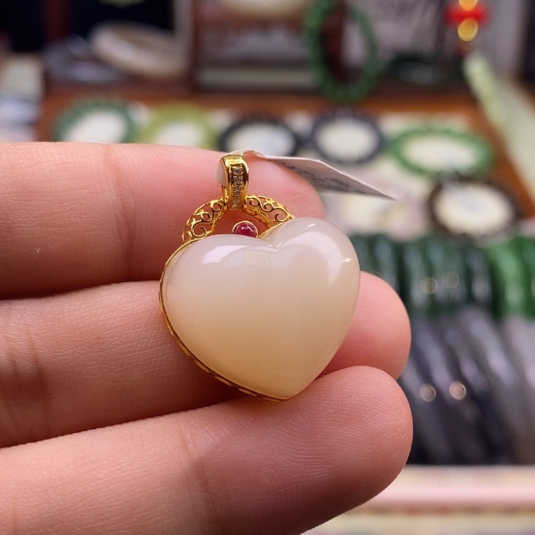 颈饰未镶嵌和田玉收藏级熟藕粉脂膏级老料红粉金镶爱心吊坠