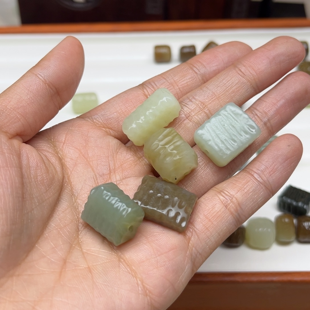 兜***米和田玉未镶嵌珠宝半成品