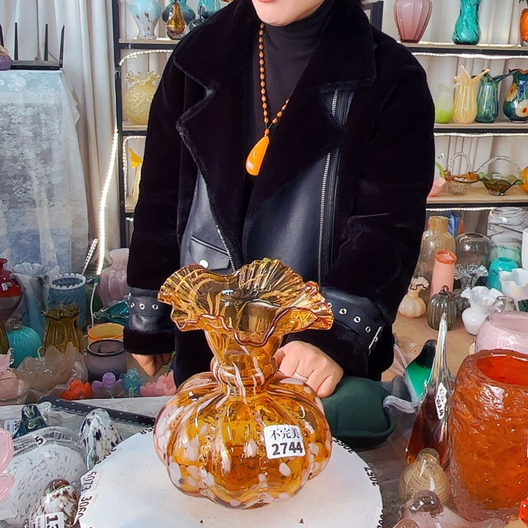 2744 家悦琉璃花器摆件不完美