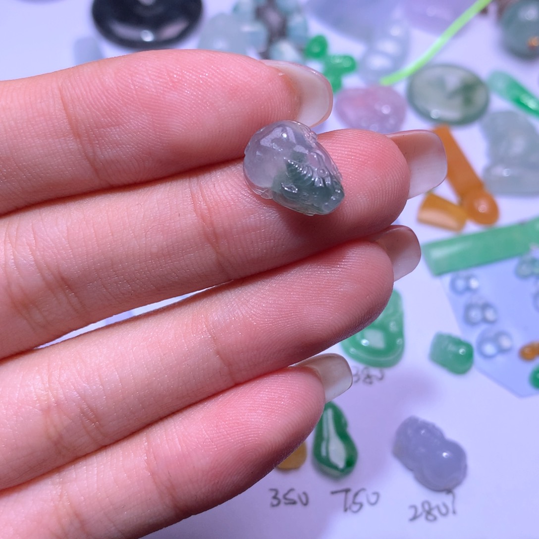 翡翠颈饰未镶嵌貔貅