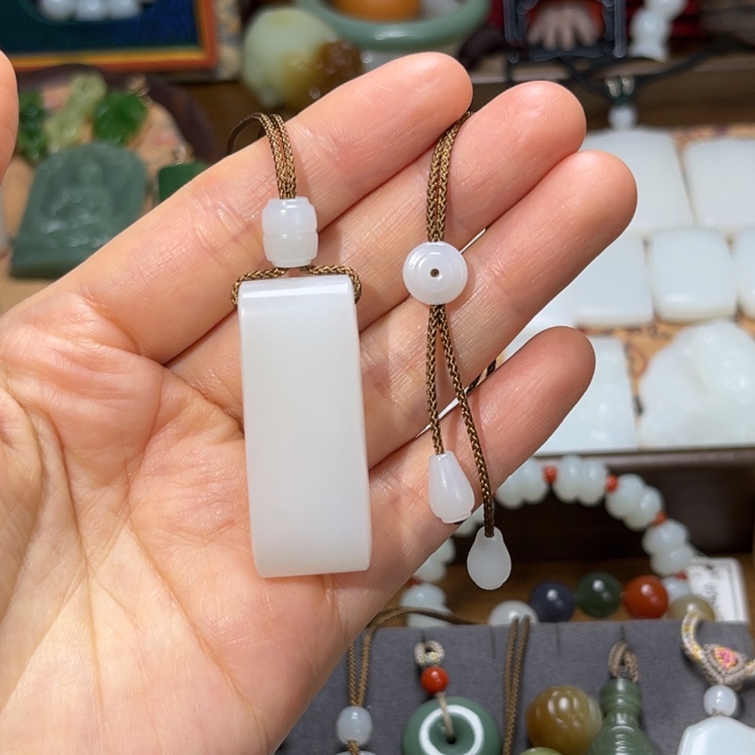 和田玉未镶嵌吊坠(赠链)