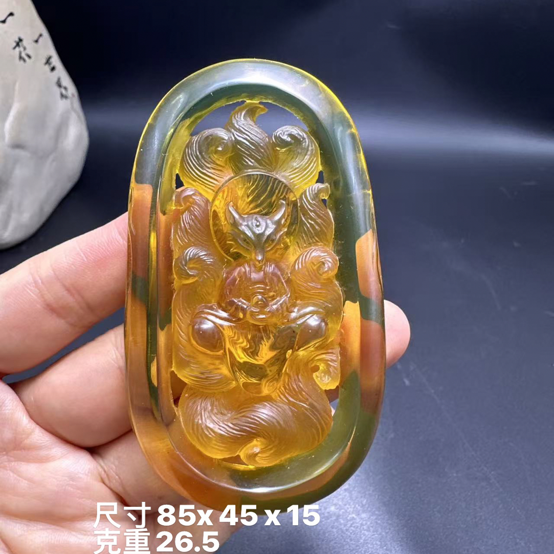 缅甸天然琥珀大师工雕刻蓝珀镂空九尾狐吊坠